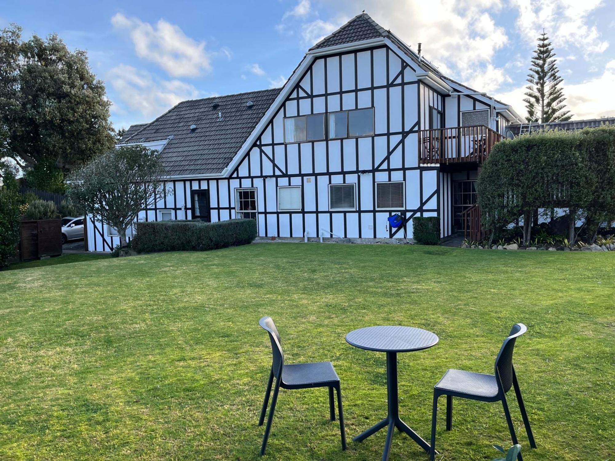 Tudor Manor Bed & Breakfast Paraparaumu Dış mekan fotoğraf
