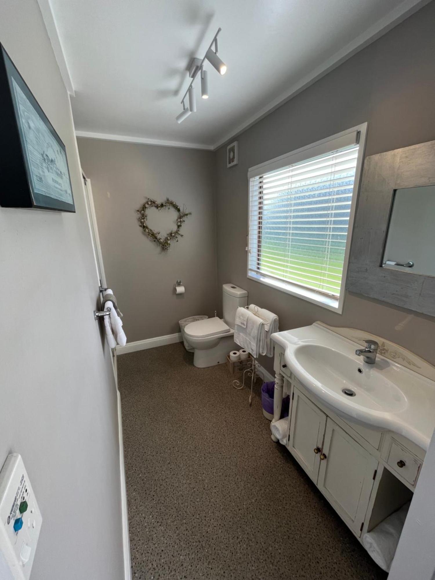 Tudor Manor Bed & Breakfast Paraparaumu Dış mekan fotoğraf