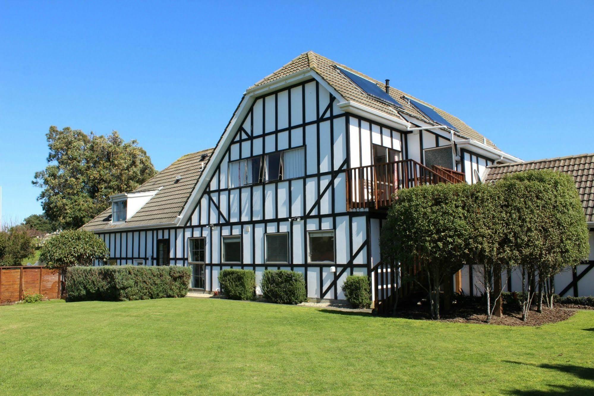Tudor Manor Bed & Breakfast Paraparaumu Dış mekan fotoğraf